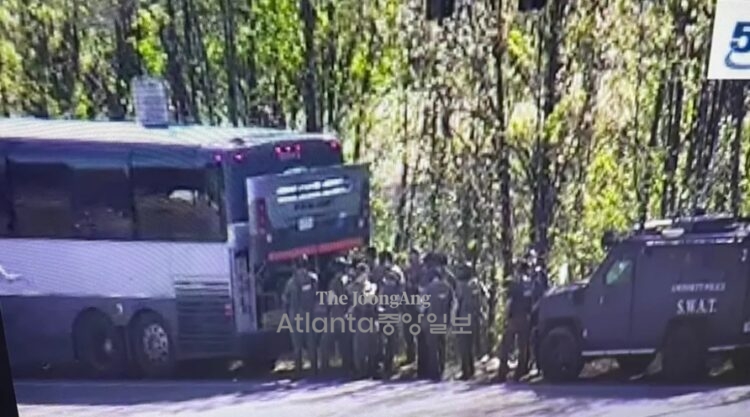 I-85 고속도로 총기 무장범 버스 납치… 오후 4시경 고속도로 정체 풀려