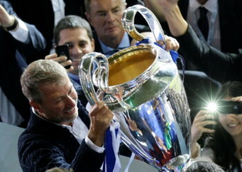 2012년 UEFA 챔피언스리그 우승 트로피 들어 보이는 로만 아브라모비치
REUTERS/Michaela Rehle/File Photo