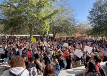 3월 7일 플로리다 윈터파크에서 플로리다 주의회가 유치원에서의 성적 지향·성정체성 교육을 금지하는 법안을 통과시킨 것에 항의하는 학생들의 시위가 벌어지고 있다. Twitter/@ProudTwinkie @mddizornek/via REUTERS