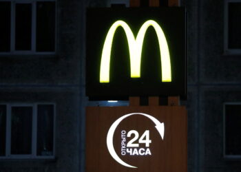 A view shows a board with the logo of McDonald's at the company's restaurant in Saint Petersburg, Russia 
러시아 상트페테르부르크에 있는 맥도날드 매장 March 8, 2022. REUTERS/Anton Vaganov