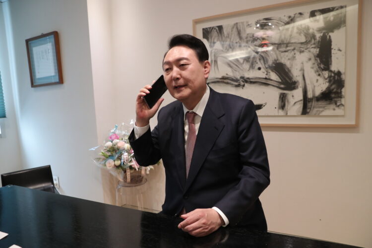 윤석열 대통령 당선인이 10일 오전 서초동 자택에서 조 바이든 미국 대통령과 전화 통화를 하고 있다. 2022.3.10 [국민의힘 제공]