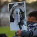 2021년 5월에 열린 조지 플로이드 1주년 추모식에서 4살 소년이 14세에 린치로 사망한 에멧 틸의 사진을 들고 있다. May 25, 2021. REUTERS/Brian Snyder