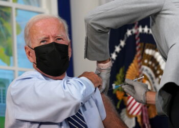 조 바이든 대통령이 코로나 백신을 접종하고 있다. 사진 / 로이터