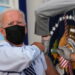 조 바이든 대통령이 코로나 백신을 접종하고 있다. 사진 / 로이터