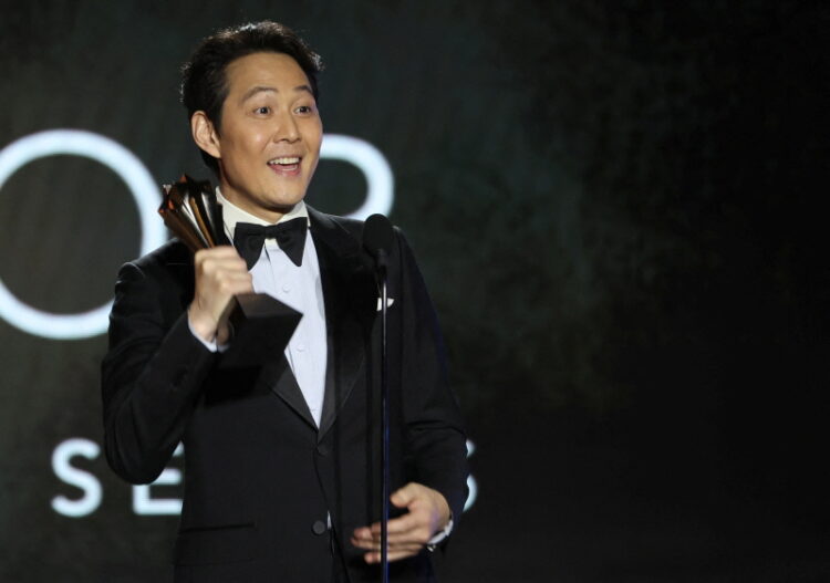 제27회 크리틱스 초이스 어워드(CAA) 시상식에서 '오징어게임'의 배우 이정재가 드라마 부문 남우 주연상을 받고 기뻐하고 있다. 사진 / 로이터