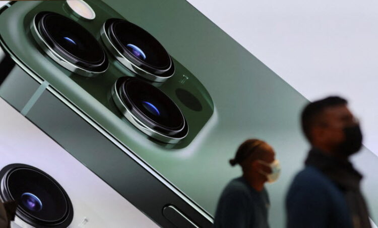 3월 18일 뉴욕 맨해튼 5번가의 애플스토어에 새로운 녹색 아이폰13 pro가 디스플레이되어 있다. REUTERS/Mike Segar