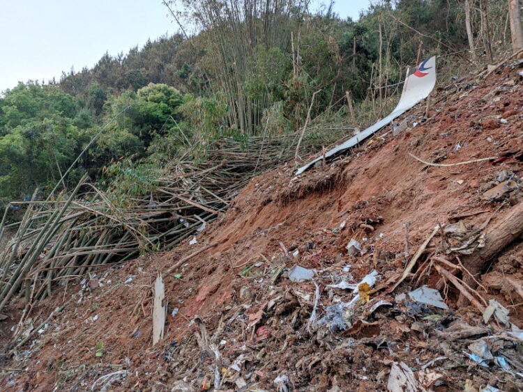 21일 중국 광시좡족자치구 우저우(梧州) 텅현의 중국 동방항공 여객기 추락 사고 현장에 사고기의 잔해가 널려 있다. 사진 / 로이터