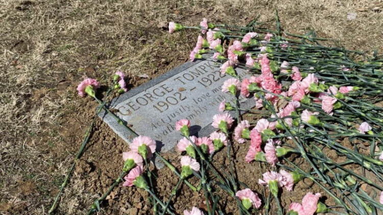 사후 100년 만에 사망원인이 자살에서 린치에 의한 피살로 정정된 조지 톰킨스 묘비
[인디애나 지역방송 WTHR 화면 캡처]