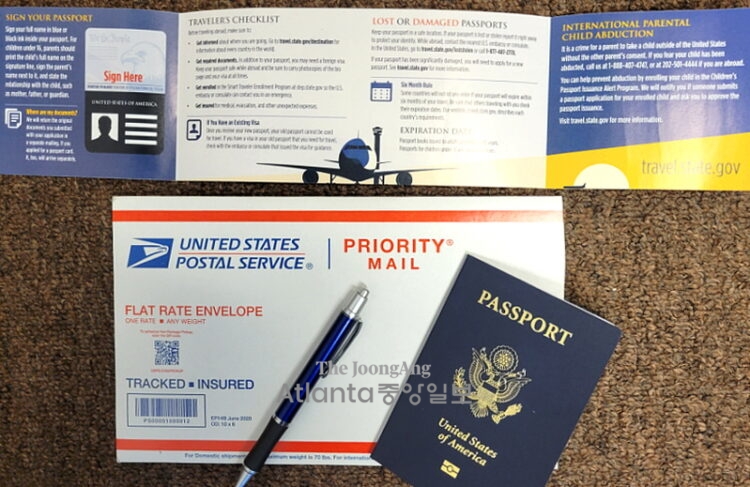 독자 제이슨 김씨가 보내온 새 여권과 안내문 사진. 재발급 신청 서류 발송 후 4주 만에 받았다고 한다.