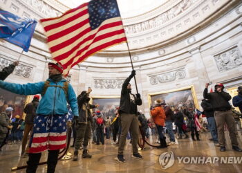 트럼프, 1·6 폭동 때 7시간 통화기록 공백…버너폰 사용 뜨거운 논란