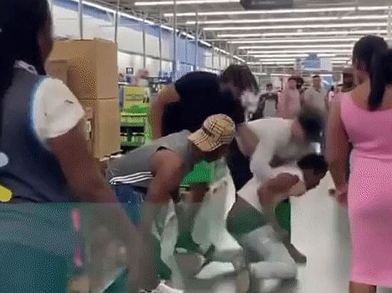 마이애미의 한 월마트에서 20대 남성(흰옷)이 여성 손님을 성폭행하려다가 주변 쇼핑객들에게 제압당하고 있다. [사진 인스타그램 캡처]