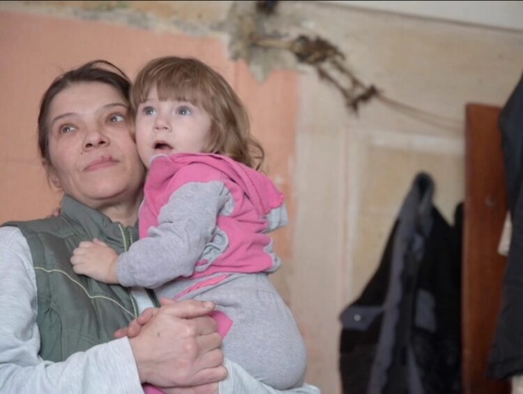 전쟁의 극한 상황 속에서 생존을 위협받고 있는 우크라이나의 한 모녀.  [유니세프 홈페이지 캡처]