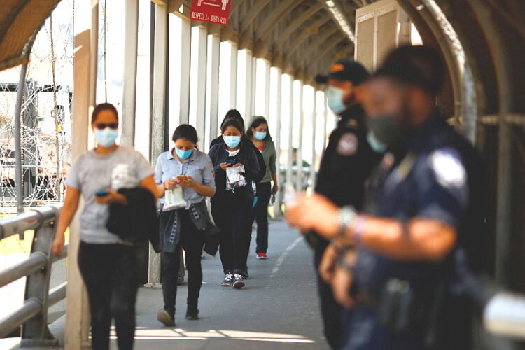국경에서 추방되고 있는 멕시코 입국자들. REUTERS/Jose Luis Gonzalez/File Photo