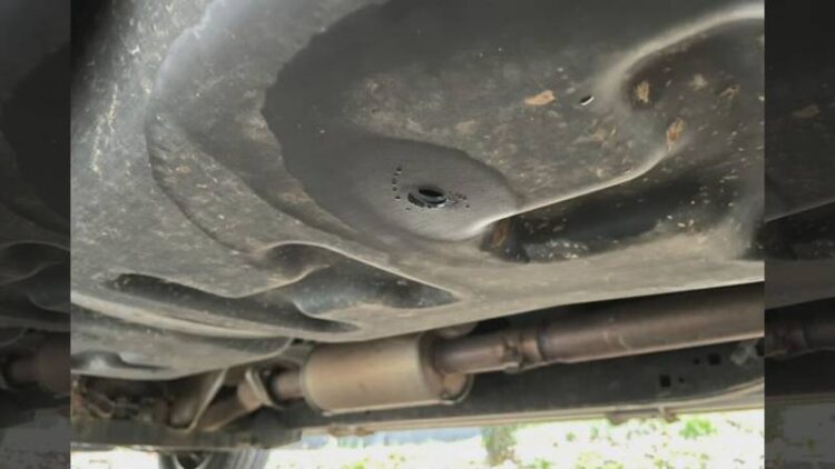 도둑들이 연료탱크에 담긴 개스를 훔치기 위해 드릴로 뚫은 구멍. [WSB/피해자 제공]