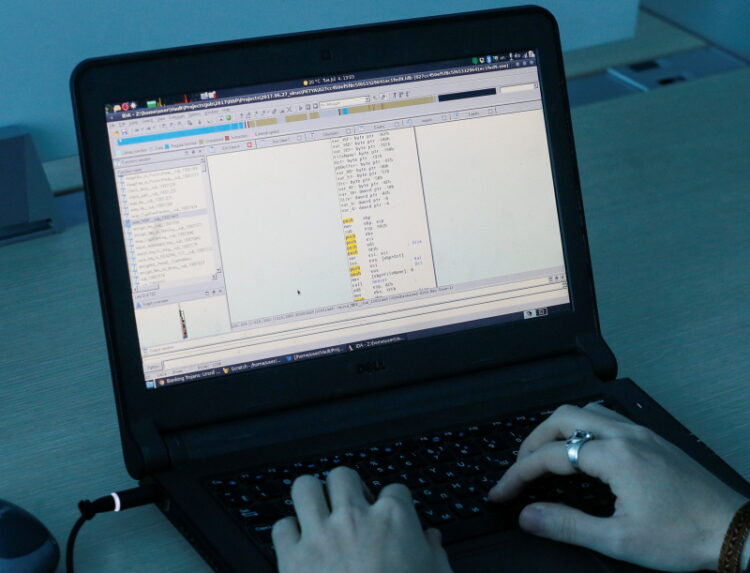 우크라이나 사이버 보안 회사 ISSP에서 멀웨어 컴퓨터 바이러스의 코드를 확인하고 있다. 사진 / 로이터