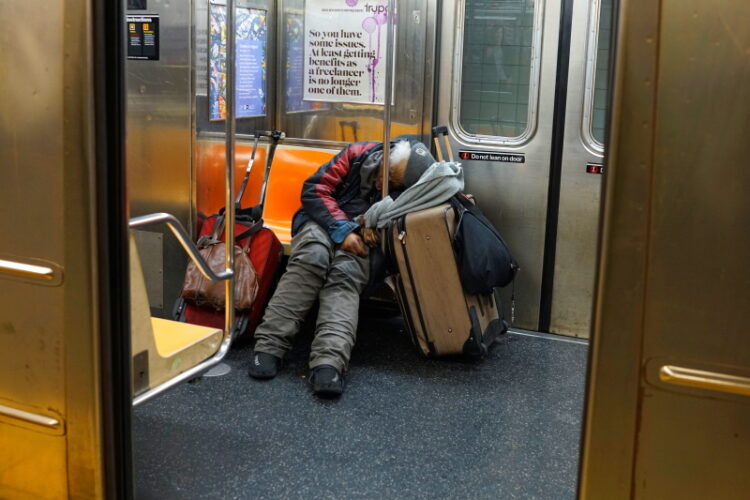 2020년 4월 13일 뉴욕 지하철.  REUTERS/Lucas Jackson