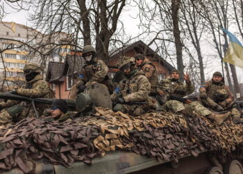 2022년 4월 6일 우크라이나 키예프 지역 부차에서 탱크를 타고 진군하는 우크라이나 군인들 . REUTERS/Alkis Konstantinidis