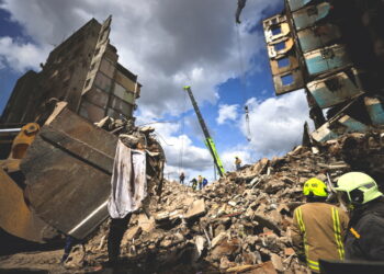 우크라이나 보로얀카에서 러시아의 포격으로 파괴된 건물 잔해 속에서 시신을 수색하고 있다. 사진 / 로이터