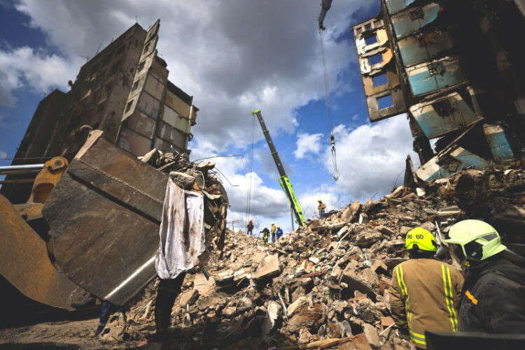 우크라이나 보로얀카에서 러시아의 포격으로 파괴된 건물 잔해 속에서 시신을 수색하고 있다. 사진 / 로이터