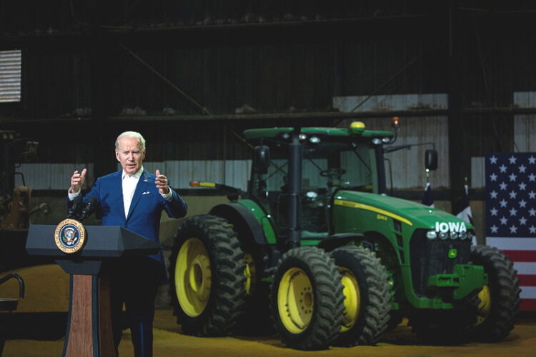 조 바이든 대통령 이 4월 12일 아이오와주 멘로에 있는 POET 바이오프로세싱 공장을 방문, 연설하고 있다 . REUTERS/Al Drago