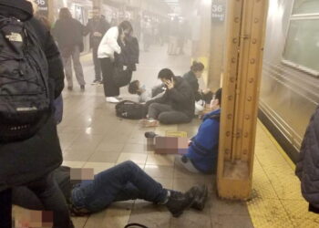 지옥이 된 뉴욕 출근길 지하철…무차별 총격 13명 부상