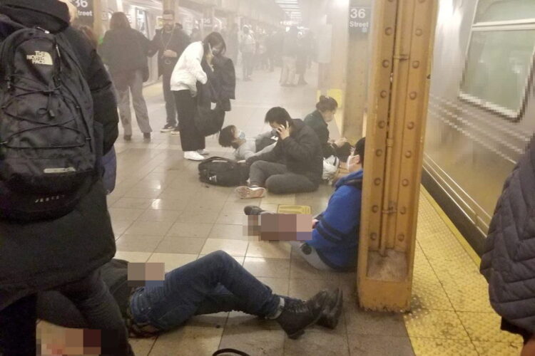 지옥이 된 뉴욕 출근길 지하철…무차별 총격 13명 부상