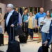 4월19일 바이든 행정부가 대중교통에 대한 마스크 의무를 더 이상 시행하지 않을 것이라고 발표한 후 마스크를 착용하지 않은 여행객들이 하츠필드-잭슨 애틀랜타 국제공항 국내선 터미널에 도착하고 있다.  REUTERS/Alyssa