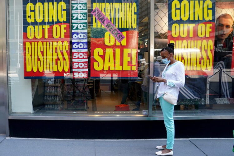 코로나 확산으로 폐업 사인이 붙어있는 뉴욕의 소매점. REUTERS/Carlo Allegri