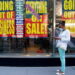 코로나 확산으로 폐업 사인이 붙어있는 뉴욕의 소매점. REUTERS/Carlo Allegri