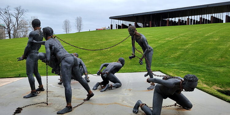 앨라배마주 몽고메리에 있는 국립 평화정의 기념관(National Memorial for Peace and Justice)에 전시된 노예상. 고통받는 흑인 노예들의 참상을 형상화했다.