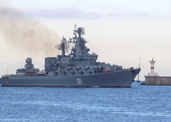 러시아 해군의 유도미사일 순양함 '모스크바호' 가 크림반도 세바스토폴 항구로 입항하고 있다. 로이터 연합뉴스.