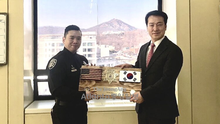 모국 방문 한인 셰리프, 서울경찰청서 감사패 받아