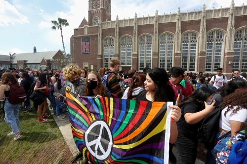 학교 동성애교육 금지법에 대해 항의 시위하는 플로리다주 한 고교생들 [로이터 연합뉴스 자료사진]