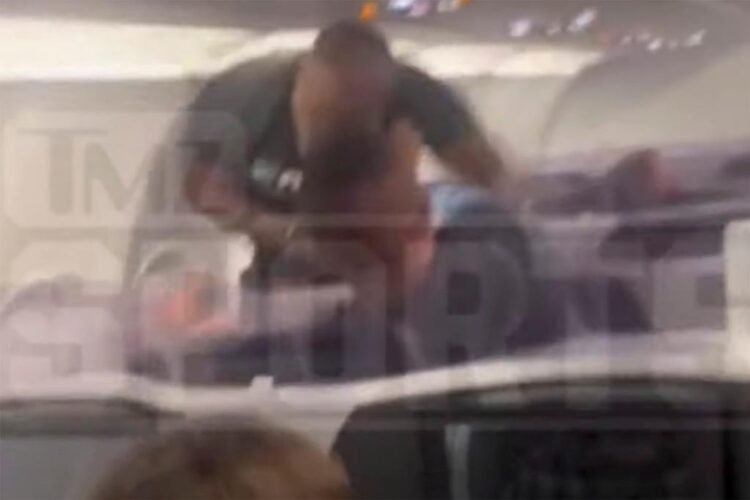 비행기 안에서 폭발한 '핵주먹' 타이슨…뒷좌석 승객 폭행