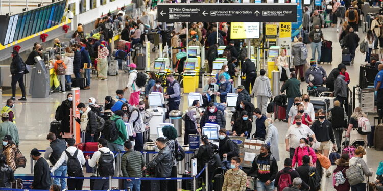 승객들로 붐비는 애틀랜타 하츠필드 국제 공항. 사진 / 로이터