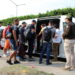 멕시코 캐러밴들이 국경 검문소에서 송환되고 있다. 로이터.