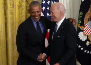 조 바이든 대통령과  버락 오바마 전 대통령이 백악관에서 만나 반갑게 인사하고 있다. 사진 / 로이터,