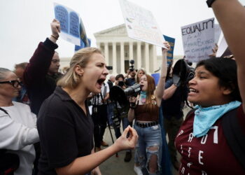 로 대 웨이드의 낙태 권리 결정을 뒤집기 위한 사무엘 알리토 대법관의 과반수 의견 초안이 유출된 후 대법원 앞에서 낙태 금지 및 낙태 반대 시위대가 항의 하고 있다 . 5월 3일. REUTERS/Evelyn Hockstein