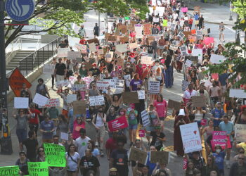 연방대법원의 낙태권 폐기 초안 유출 소식이 전해진 3일, 애틀랜타 시민들이 디케이터 스트리트에서  낙태권 지지  시위를 벌이고 있다. 사진 / 로이터
