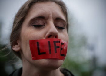 낙태 반대 시위자 가 2022년 5월 6일 미국 워싱턴 대법원 앞에서 시위를 하고 있다. REUTERS/Evelyn Hockstein
