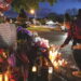 버팔로 탑스 슈퍼마켓 총격 사건 현장에서 추모객이 희생자 추모비에 촛불을 켜고 있다 . REUTERS/Brendan McDermid