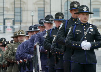 5월 15일 워싱턴 국 국회의사당에서 열린 연례 국가 평화 장교 추도식에 경찰 명예 경호원들이 참석하고 있다 . REUTERS/Elizabeth Frantz