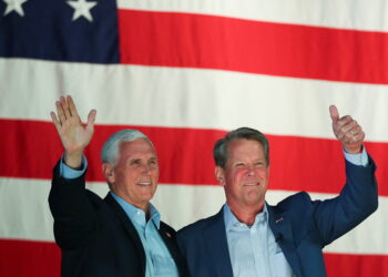 마이크 펜스 전 부통령 과 브라이언 켐프 조지아 주지사가 2022년 5월 23일 조지아주 케네소에서 열린 공화당 예비선거를 앞두고 집회에 참석하고 있다. REUTERS/Alyssa Pointer