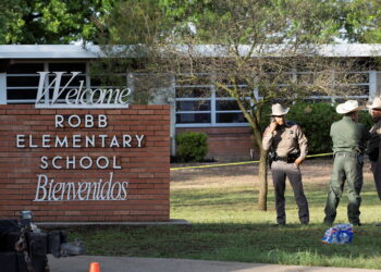 경찰이 텍사스 유발데의 롭 초등학교 현장을 검사하고 있다. 사진 / 로이터