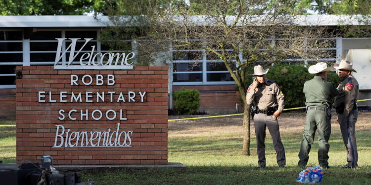 경찰이 텍사스 유발데의 롭 초등학교 현장을 검사하고 있다. 사진 / 로이터
