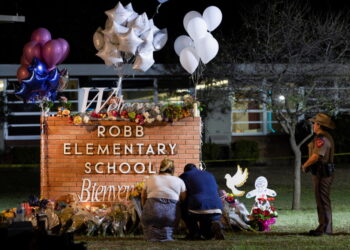 총격 참사가 발생한 텍사스주 유밸디의 롭 초등학교 앞에서 추모가 이어지고 있다. 사진 / 로이터