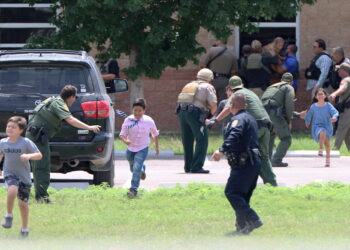 5월 24일 유발데 롭 초등학교의 총기 난사 중 아이들이 경찰의 지시에 따라 대피하고 있다. 사진 /  Pete Luna/Uvalde Leader-News/Handout via REUTERS