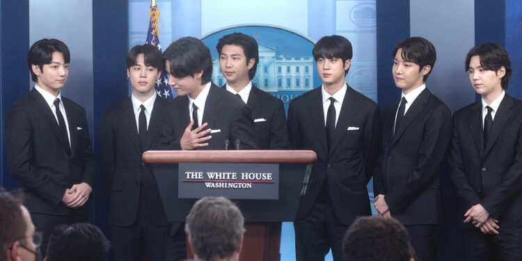 2022년 5월31일 백악관을 방문한 BTS가 기자회견실에서 브리핑을 하고 있다. 사진 / 로이터