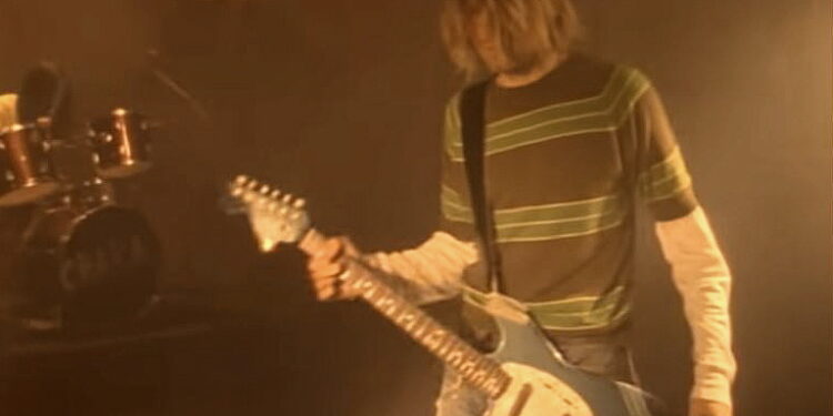 커트 코베인이 'Smells Like Teen Spirit'  뮤직 비디오에서  펜더 머스탱 일렉트릭 기타를 연주하고 있다. 사진 / 너바나 공식 유튜브 영상 캡처