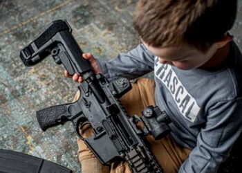 어린이로 총기 홍보를 해 논란이 된 총기 제조사 대니얼 디펜스의 광고 사진. [대니얼 디펜스 트위터 캡처]